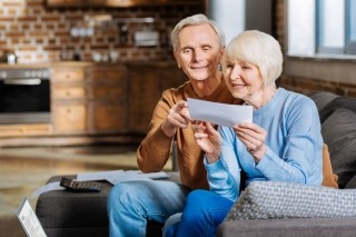 年金を確認する老夫婦