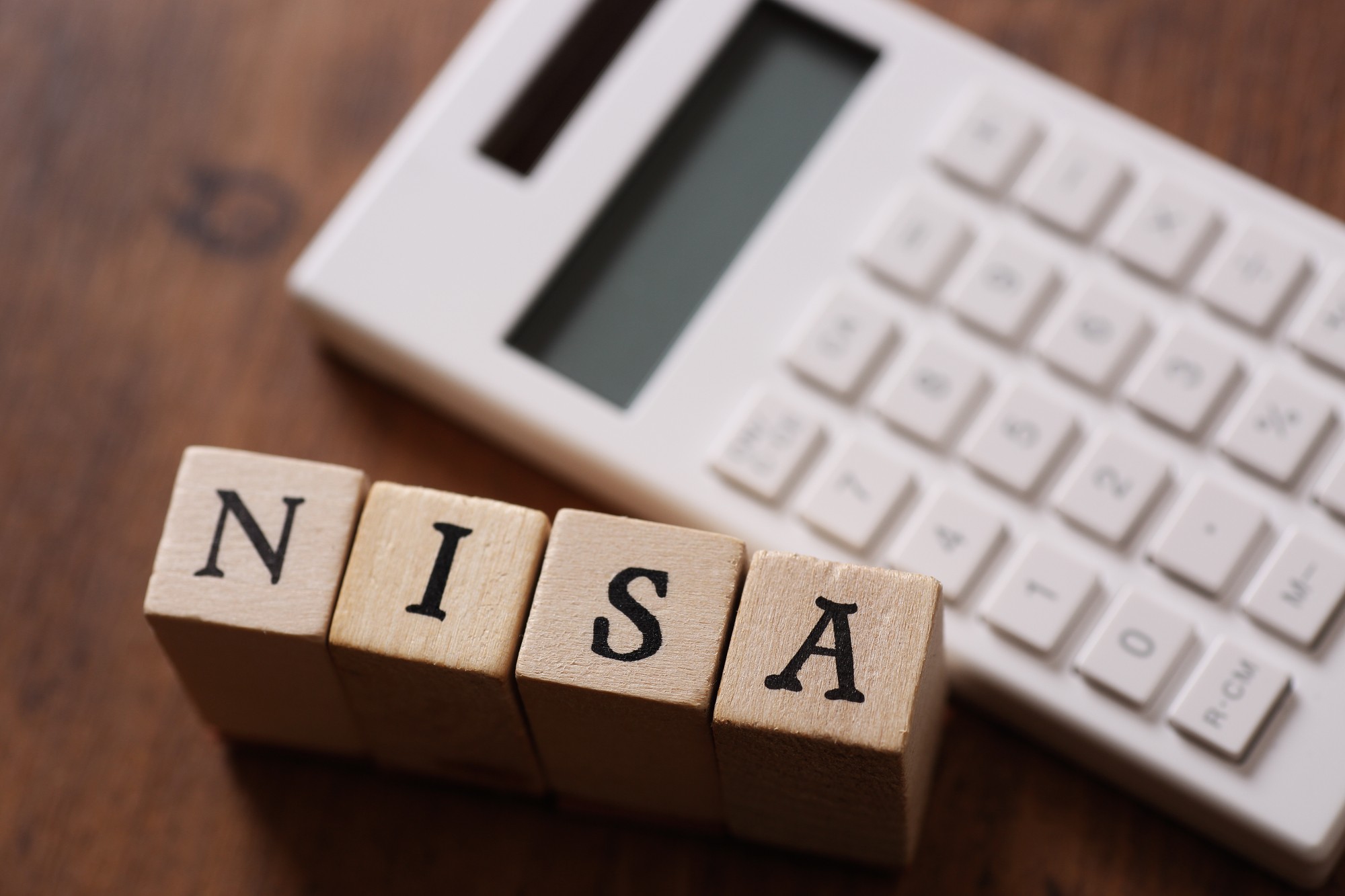 NISAの文字と電卓