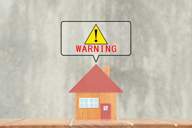 住宅と警告サイン