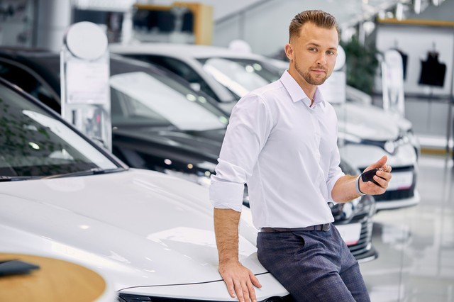 高級車を買う男性